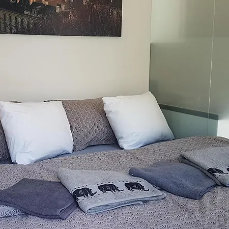 Onsite Free Garage Parking, 10min Centre By Bus Apartamento
