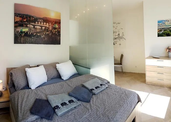 Onsite Free Garage Parking, 10min Centre By Bus Apartament Praga