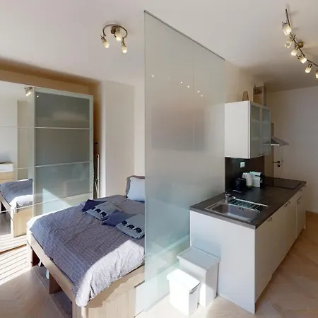 Onsite Free Garage Parking, 10min Centre By Bus Apartment Prague