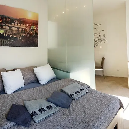 Onsite Free Garage Parking, 10min Centre By Bus Apartment Prague