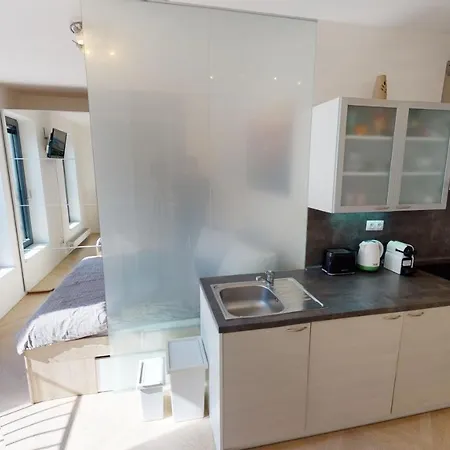 Apartment Onsite Free Garage Parking, 10min Centre By Bus