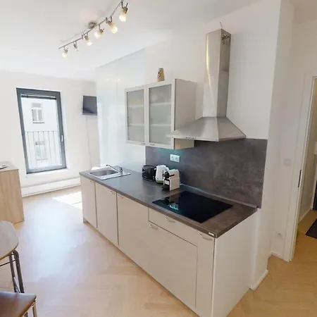 Onsite Free Garage Parking, 10min Centre By Bus Apartamento