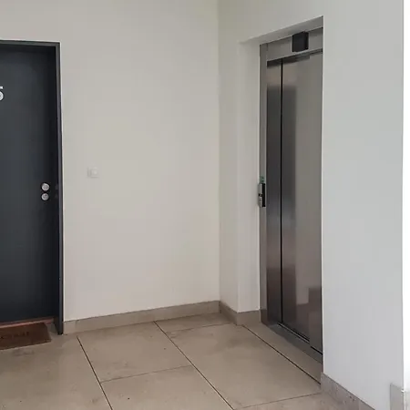 Apartment Onsite Free Garage Parking, 10min Centre By Bus