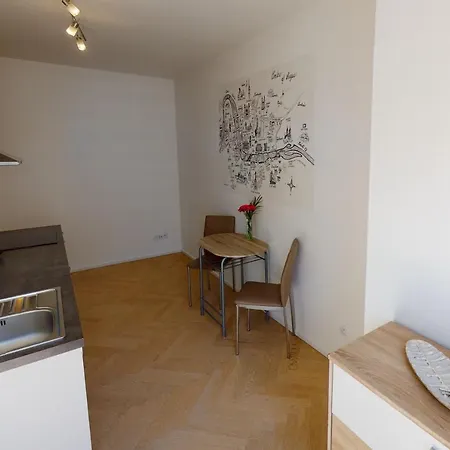 Onsite Free Garage Parking, 10min Centre By Bus Apartamento