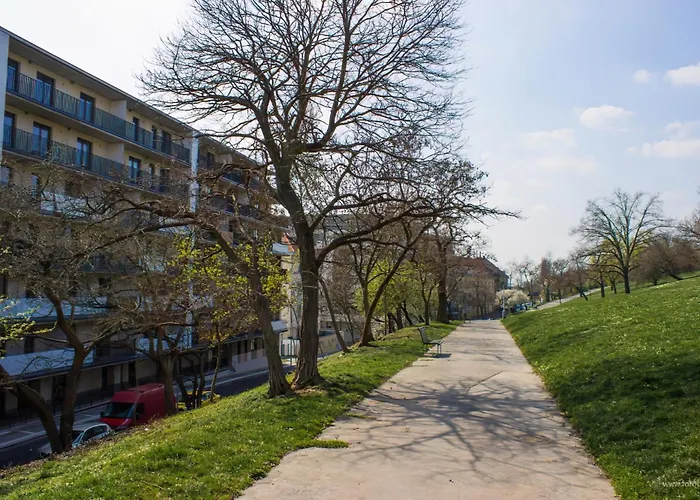 Onsite Free Garage Parking, 10min Centre By Bus 아파트 *